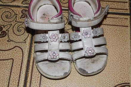 Dívčí sandále květy vel. 24 (vnitřní stélka 15 cm), 24