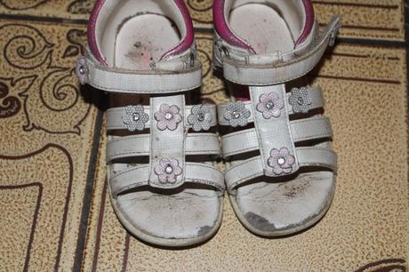 Dívčí sandále květy vel. 24 (vnitřní stélka 15 cm), 24