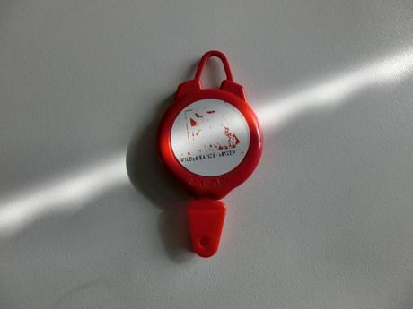 Červený držák na lyžařský lístek samonavíjecí, 