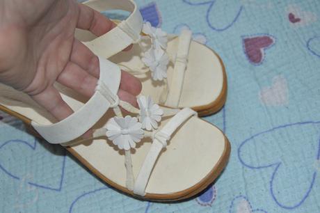 Bílé sandály, nazouváky s kytičkami, 37