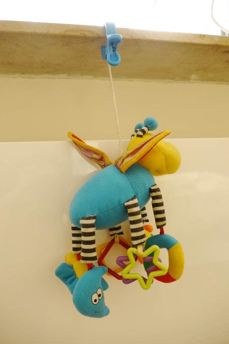 Plysova hracka chrastici na zaveseni,