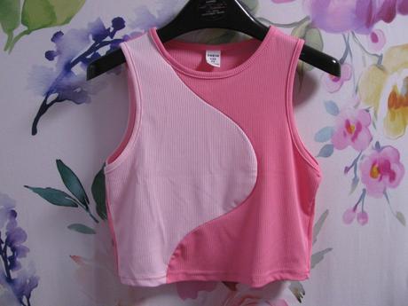 Crop top růžové pružné řádkované tričko, 134