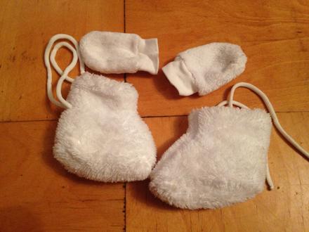 Dětský komplet - rukavičky, capáčky a "botičky", 56