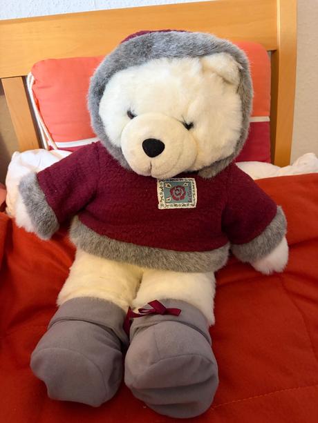 Bily medved plysovy,