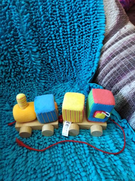 Dřevěná mašinka s plyšovými vagony, 