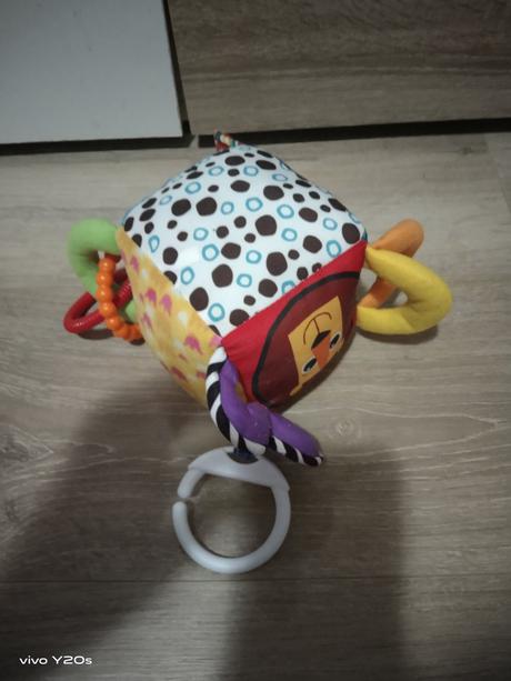 Lamaze kostka,