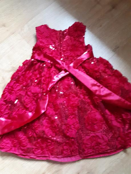 Krásné slavnostní zdobené šaty, 98