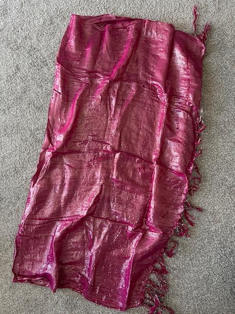 Růžový šátek s leskem, 