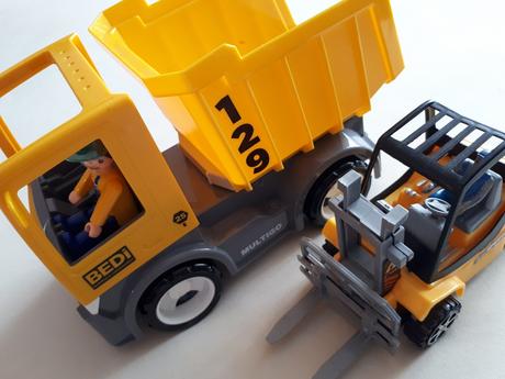 Nákladní auto/sklápěčka a vysokozdvižný vozík,