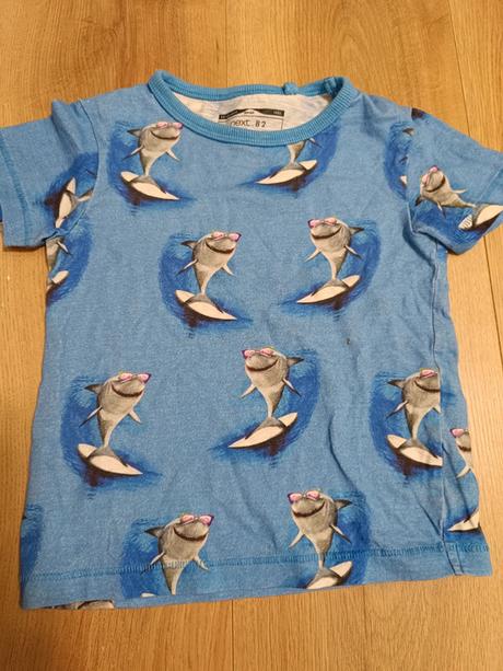Modré tričko se žraloky 92 next, next,92