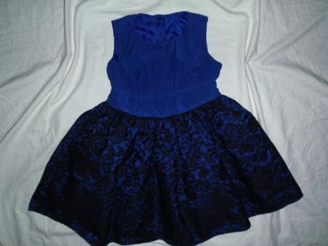 Exkluzivní modorfialkové šaty s černou krajkou, 92