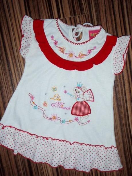 Bíločervené šaty s vyšívanou aplikací, 68