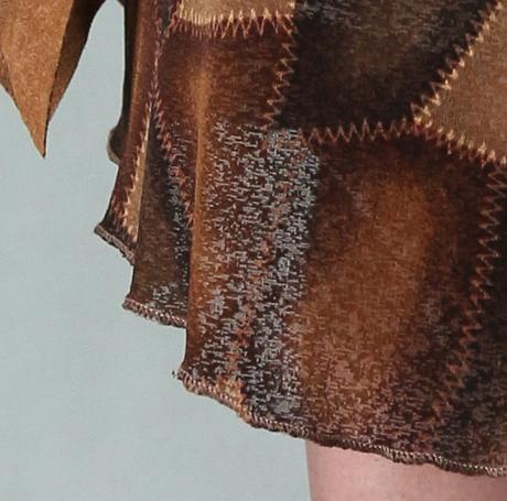 Cípatá asymetrická sukně imitující kůži vel.s, s