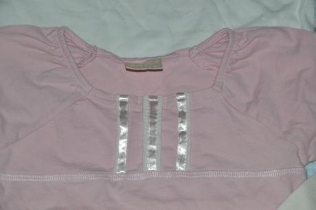 Růžové sváteční tričko s ozdobnými stužkami, 92