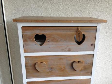 Skřínka, stoleček, servírovací tác a kobereček, 