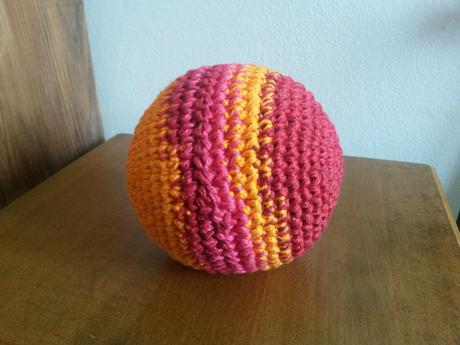 Háčkovaný míček 10 cm, 
