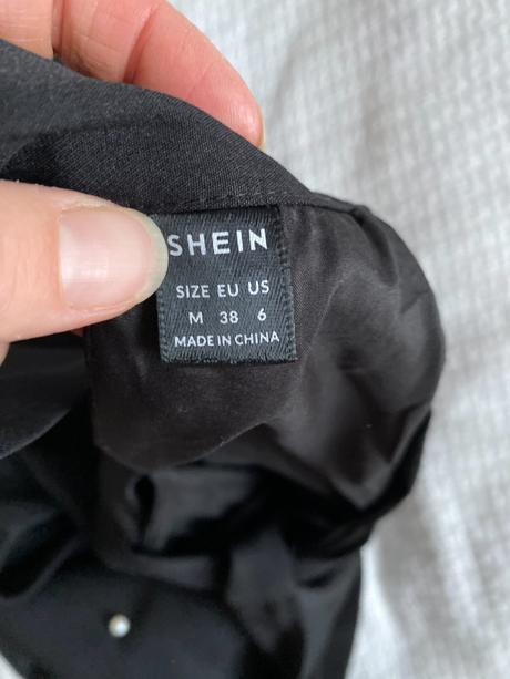 Černé šaty s perličkami m/l, m