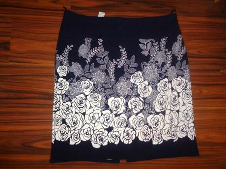 Nádherná tmavomodrá sukně s bílými květy, <50