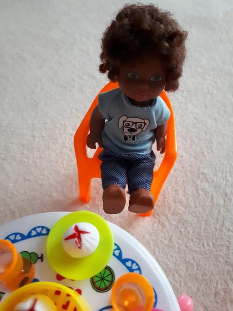 Čtyři panenky/kamarádky se stolečkem a židličkami,