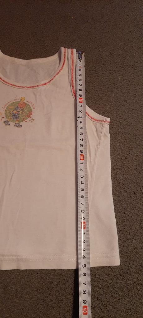 Chlapecká tílka vel. cca 110, cena za obě 30,-, 110