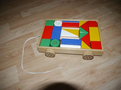 Dreveny vozicek na tahani - kostky,