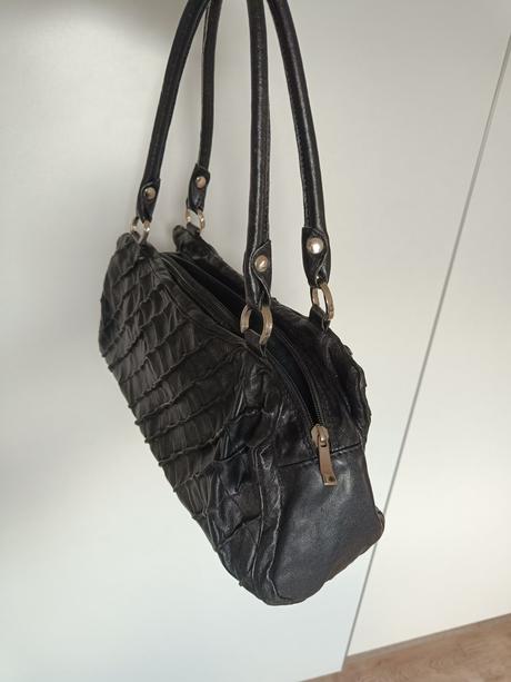 Černá kabelka boa, 