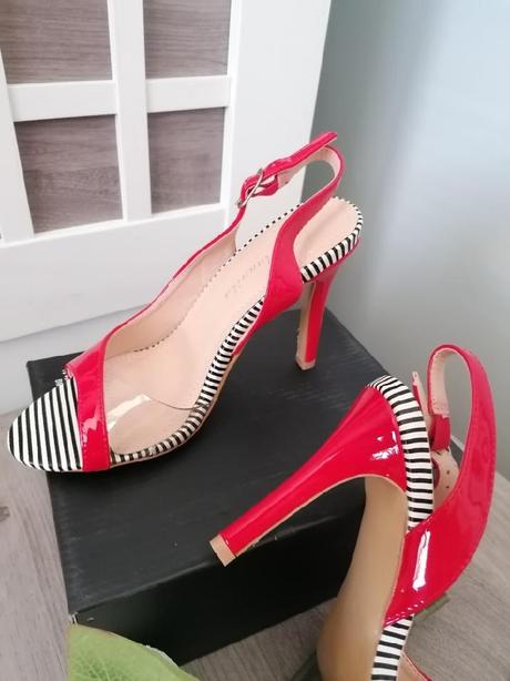 Červené sandály, 36