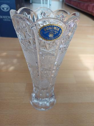 6 broušených křišťálových  váz jako celek, 