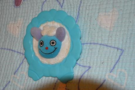 Plastovo látkové chrastítko / kousátko - ovečka, 