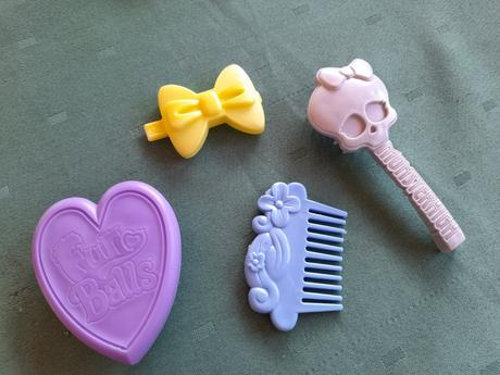 Hřebínky a sponky na panenku, koníky,