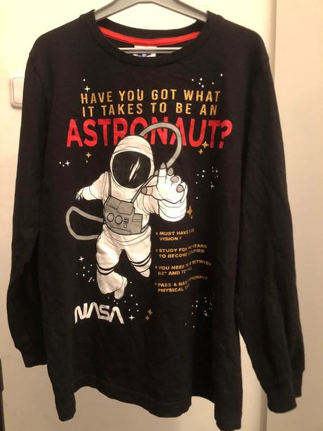 Černé triko s kosmonautem, 152