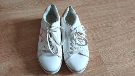 Bílé tenisky, 37