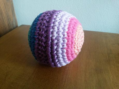 Háčkovaný míček 8 cm,