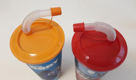 Dva kelímky dory a blesk mcqueen., 