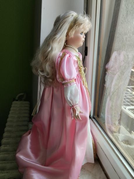 Značená porcelánová panenka,