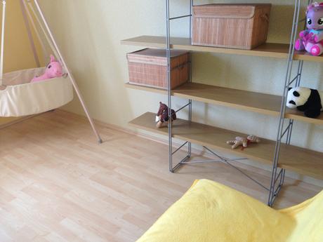 Pokojik pro mimi-kolebka leander,kreslo+policeikea,