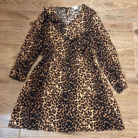 Lehoučké šaty zdobené volánkem, primark,140