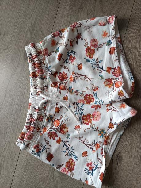 Květinové kraťasy, next,128