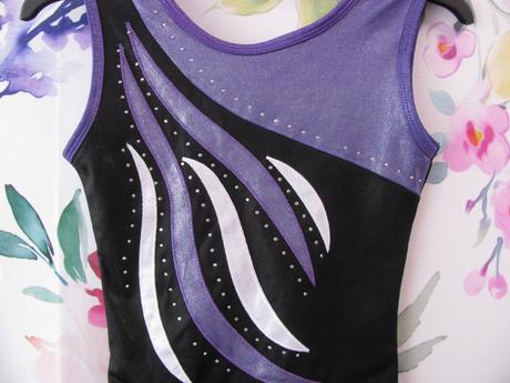 Elastický černo fialový sportovní dres s nohavič., 152