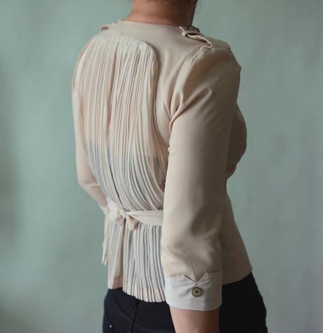 Zajímavá halenka s plisovanými zády vel.xs-34, xs