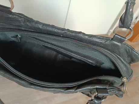 Černá kabelka boa, 