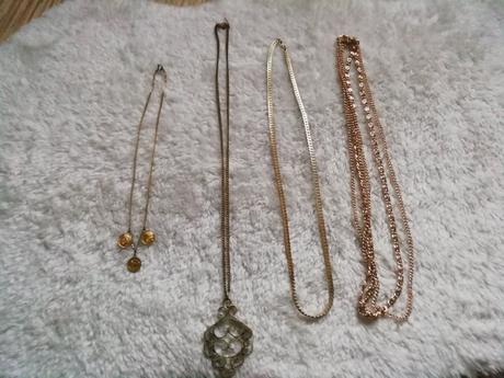 Náhrdelníky, kus 80 kč,