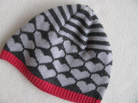 Dívčí šedá čepice se srdíčky, 98