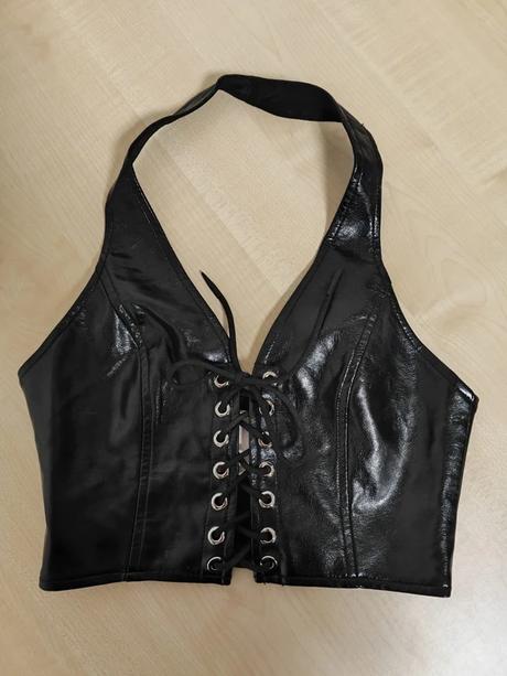 Koženkový croptop,