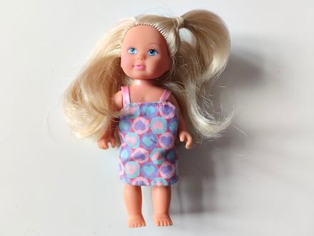 Panenka evička v šatech srdíčky, 