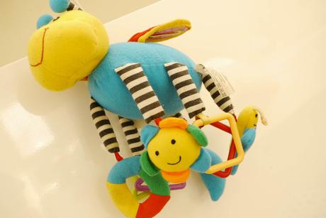 Plysova hracka chrastici na zaveseni,