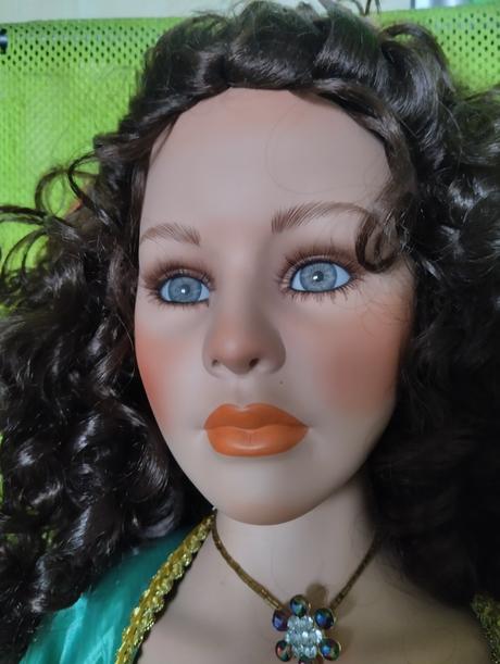 Mohutná porcelánová panenka, 