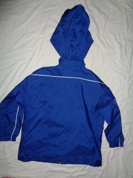 Pěkná modrá sportovní šusťáková bunda, 140