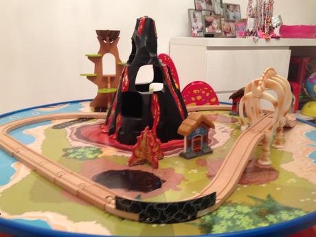 Kidkraft vláčkodráha se stolem - dinosauři, 