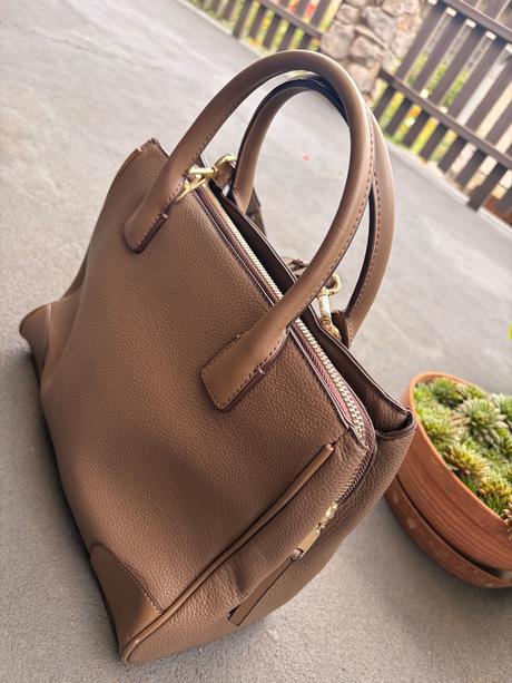 Béžová kabelka do ruky i pres rameno, zlaty detail,